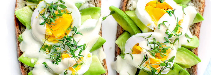 Kanapka z awokado, jajkiem i rzeżuchą